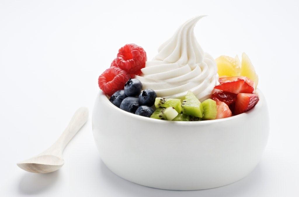 Frozen yogurt with fruit and whipped cream